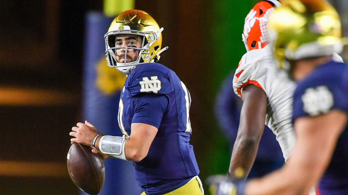 Notre Dame QB Drew Pyne prepares to throw a pass